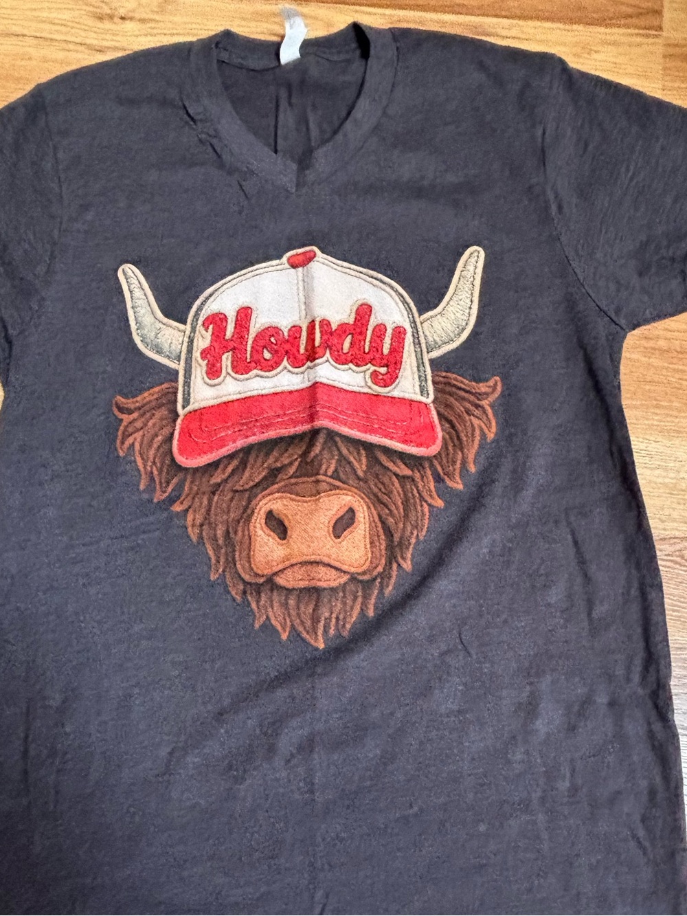 Love In Faith Howdy Cap Highland Cow Rodeo Grey V-neck T-shirt Women’s Small